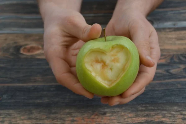 Přidržovat Jablko Tvaru Srdce Rukou — Stock fotografie