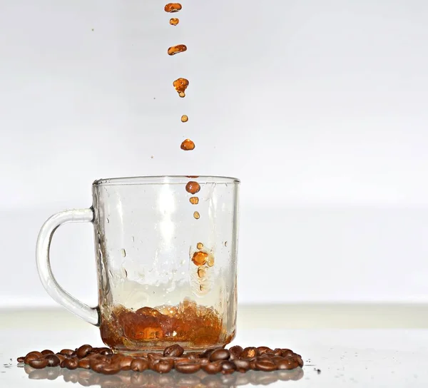 Versare Caffè Appena Fatto Nel Bicchiere Chiudere — Foto Stock