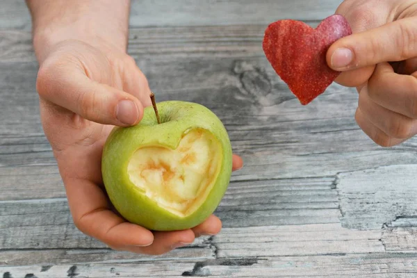 Přidržovat Jablko Tvaru Srdce Rukou — Stock fotografie