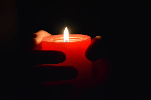 Sosteniendo Una Vela Roja Oscuridad Cerca — Foto de Stock