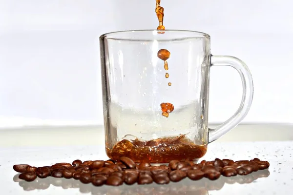 新鮮な淹れたコーヒーをグラスに注ぐ クローズアップ — ストック写真
