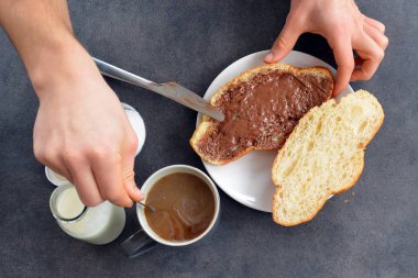 çikolata krema ve kahve ile tost 