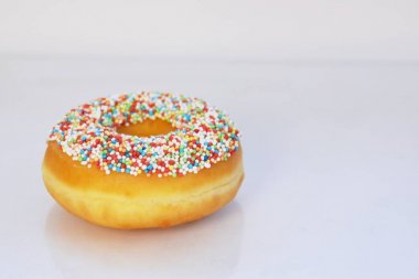 Beyaz arkaplanda donut