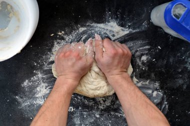 Maya hamurunu elleriyle yoğurun