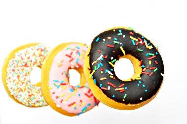 Beyaz arkaplanda çörekler