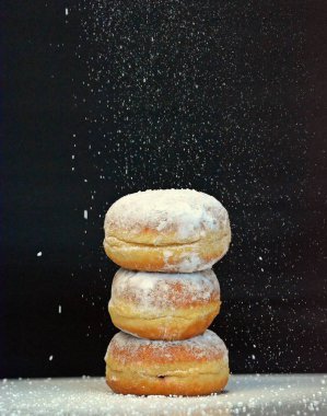 Almanya'da karnaval kutlamak için toz çörekler