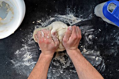 Maya hamurunu elleriyle yoğurun