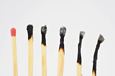 Beyaz, parlak bir yüzey de birçok yanmış kibrit, sadece bir bozulmamış ve kırmızı bir kafa vardır - hangi sadece bir kişi muzaffer ortaya çıkabilecek bir yarışma için kavram