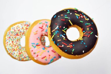 Beyaz arkaplanda çörekler