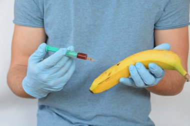 muz içine kırmızı sıvı enjekte