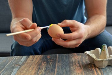 yakın - adam paskalya için bir yumurta paintig olduğunu