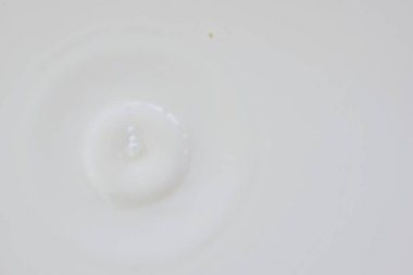 süt damla yakın çekim 