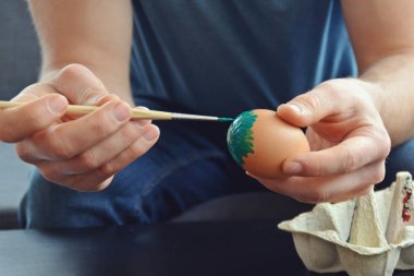yakın - adam paskalya için bir yumurta paintig olduğunu