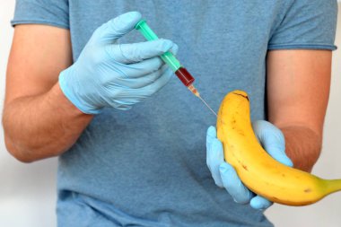 muz içine kırmızı sıvı enjekte