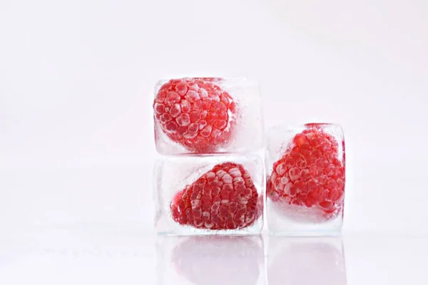 Himbeeren Eiswürfeln Auf Weißem Hintergrund — Stockfoto