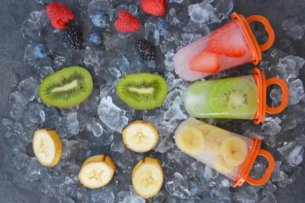 Fruchteis Mit Fruchtstücken Auf Eiswürfeln — Stockfoto