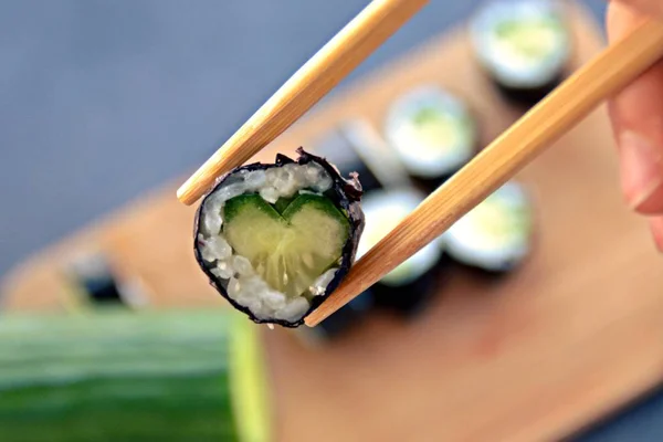 Comer Sushi Forma Coração Com Pepino Com Pauzinhos Close Como — Fotografia de Stock