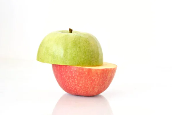 将绿色苹果的顶部与红色苹果的圆锥体相结合 — 图库照片