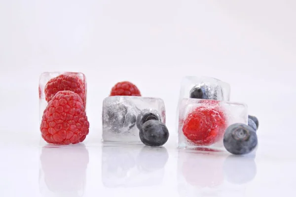 Beeren Gefroren Eiswürfeln Auf Dunklem Hintergrund — Stockfoto