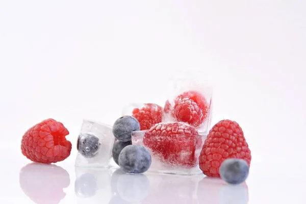 Beeren Gefroren Eiswürfeln Auf Dunklem Hintergrund — Stockfoto