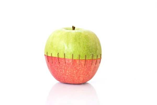 緑のリンゴの上を赤いリンゴの尻と組み合わせる — ストック写真