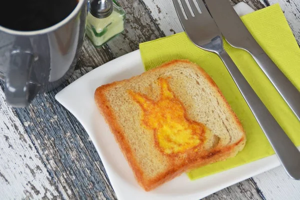 Het Gat Toast Met Vorm Van Een Konijn — Stockfoto