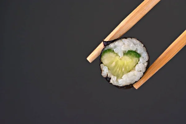 Eet Hartvormige Sushi Met Komkommer Met Stokjes Close Als Een — Stockfoto