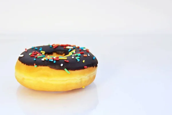 Donut Auf Weißem Hintergrund — Stockfoto