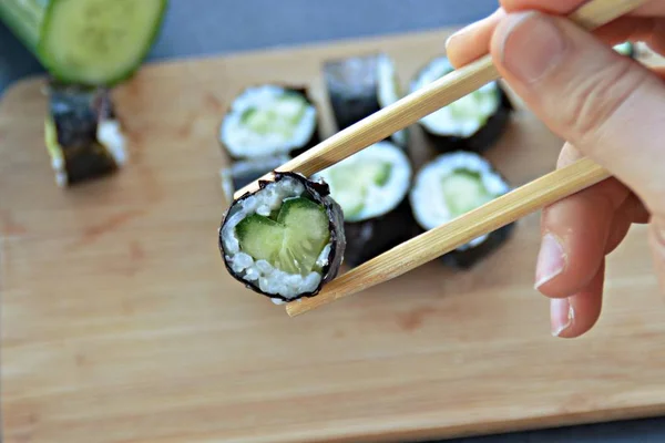 きゅうりときゅうりでハート型の寿司を食べる 寿司に恋する象徴としてクローズアップ — ストック写真