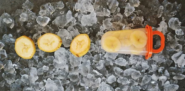Hausgemachtes Bananeneis Mit Stücken Auf Eiswürfeln — Stockfoto
