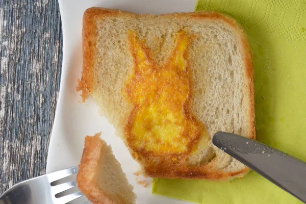 Uovo Nel Pane Tostato Buco Con Forma Coniglio — Foto Stock