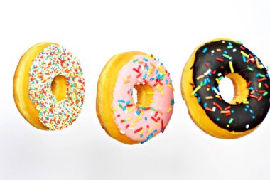 Beyaz arkaplanda çörekler