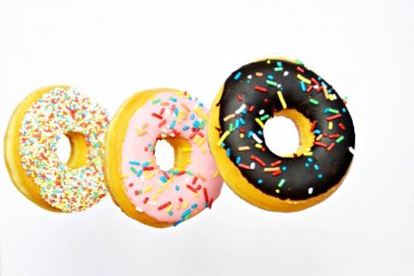 Beyaz arkaplanda çörekler