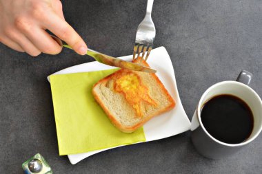 bir tavşan şeklinde delik tost yumurta