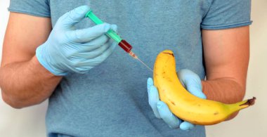 muz içine kırmızı sıvı enjekte