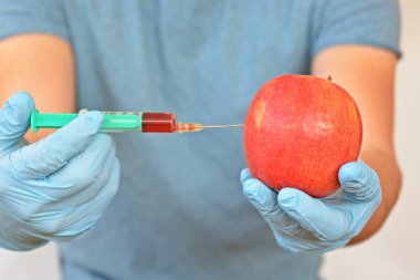 kırmızı elma içine kırmızı ilaç enjekte