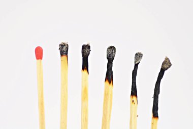 Beyaz, parlak bir yüzey de birçok yanmış kibrit, sadece bir bozulmamış ve kırmızı bir kafa vardır - hangi sadece bir kişi muzaffer ortaya çıkabilecek bir yarışma için kavram