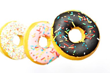 Beyaz arkaplanda çörekler