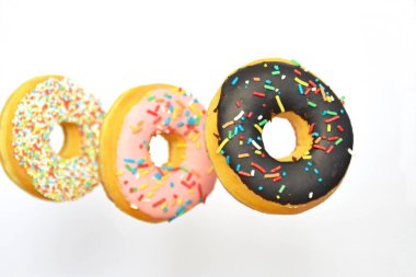 Beyaz arkaplanda çörekler