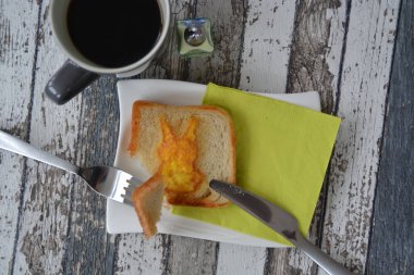 bir tavşan şeklinde delik tost yumurta