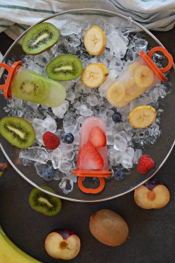 Kendi kendine buz üzerinde meyve parçaları ile buzlu dondurma yaptı 