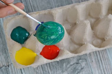 fırça ile paskalya yumurtası boya