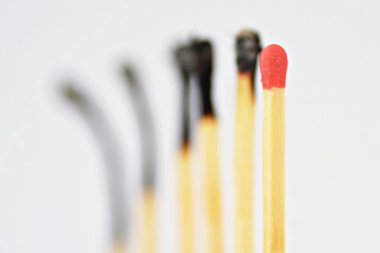 Beyaz, parlak bir yüzey de birçok yanmış kibrit, sadece bir bozulmamış ve kırmızı bir kafa vardır - hangi sadece bir kişi muzaffer ortaya çıkabilecek bir yarışma için kavram