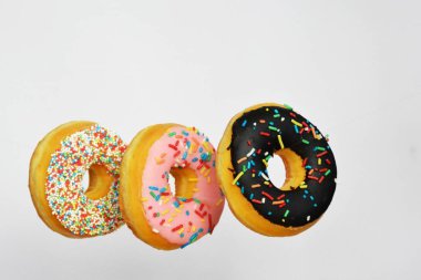 Beyaz arkaplanda çörekler