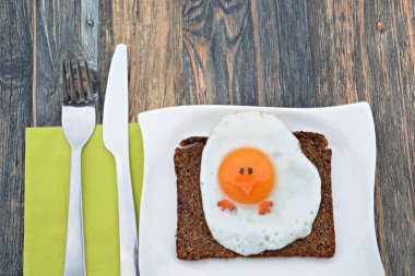 sağlıklı paskalya kahvaltısı - civciv olarak kızarmış yumurta