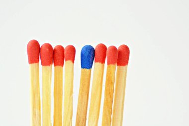 Bir eşleşme diğerlerinden sapıyor. 