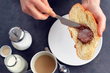 çikolata krema ve kahve ile tost 