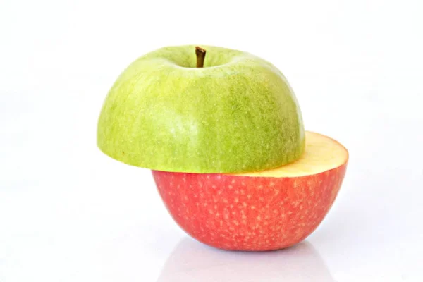 Єднайте Верх Зеленого Яблука Бутоном Червоного — стокове фото