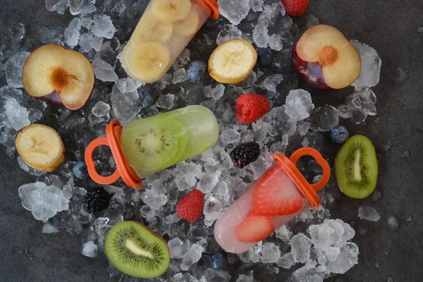 Fruchteis Mit Fruchtstücken Auf Eiswürfeln — Stockfoto