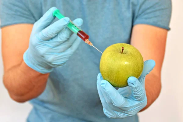 Εγχύσετε Κόκκινο Φάρμακο Ένα Πράσινο Μήλο — Φωτογραφία Αρχείου